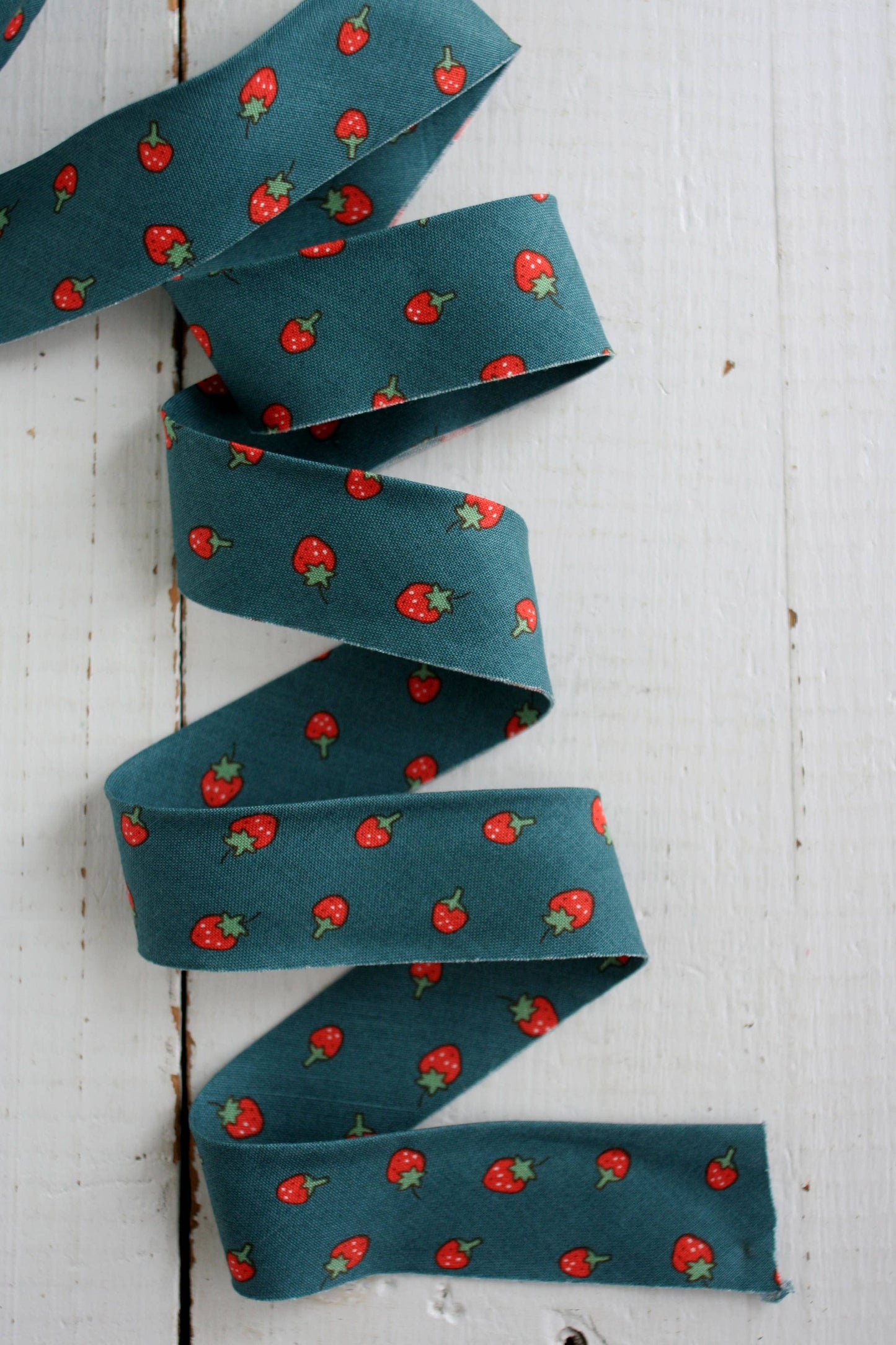 2.5" Bias Quilt Binding - Blue Strawberry, Sewing Notions