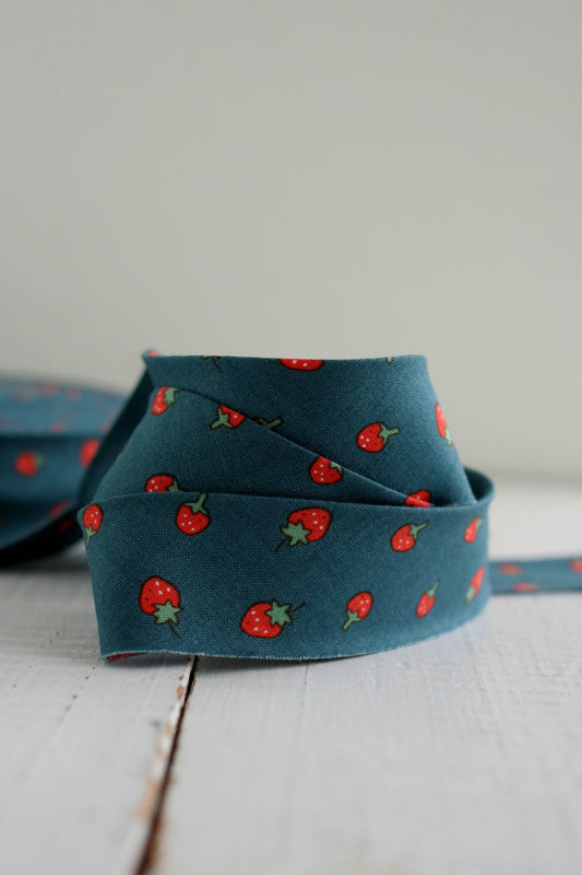 2.5" Bias Quilt Binding - Blue Strawberry, Sewing Notions