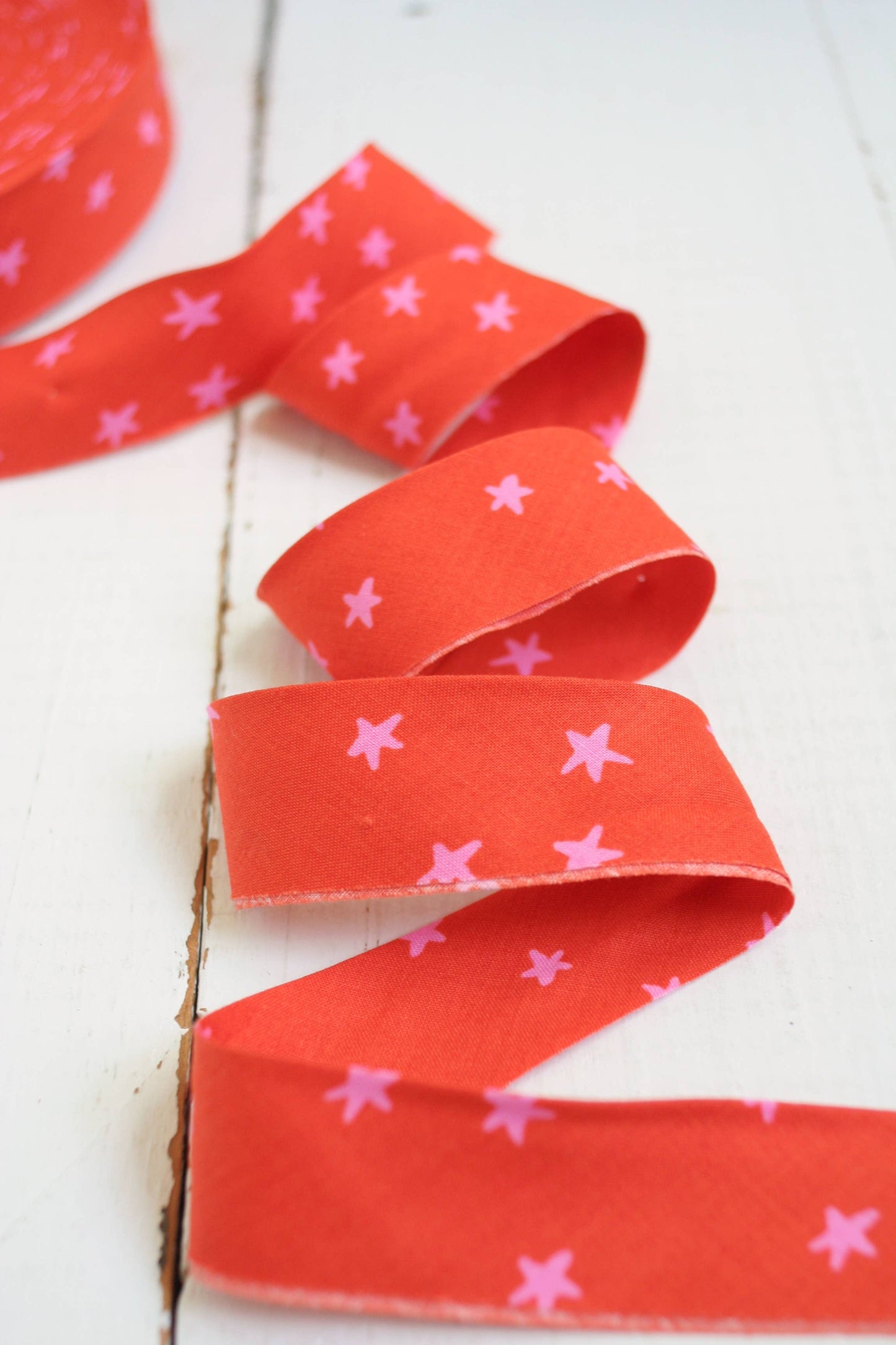 2.5" Bias Quilt Binding – Starry Warm Red (Ready-Made Cotton Binding)